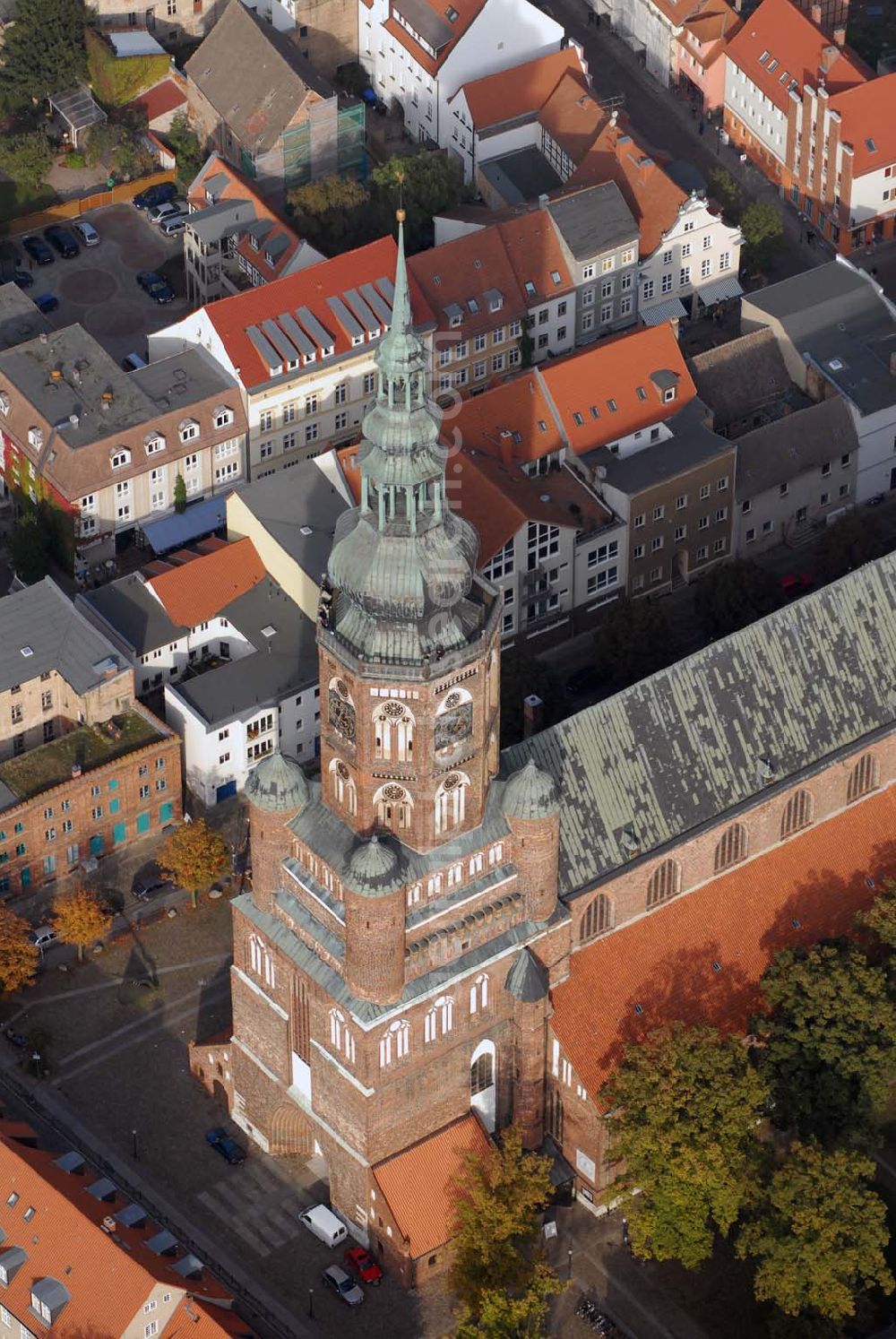 Greifswald from above - Blick auf die St. Nikolaikirche, deren Turm 100 m in die Höhe schießt, ist die größte der drei gotischen Backsteinkirchen im historischen Zentrum. Der gewaltige Bau ist dem Heiligen Nikolaus, dem Schutzpatron der Seefahrer und Kaufleute, gewidmet. Kontakt: Evangelische Kirchengemeinde St. Nikolai in der Domstraße 54, 17489 Greifswald - Kirchenbüro: Mo. - Fr. 8.30 - 12.00 Uhr - Pfarrbüro 0 38 34 / 26 27 - Pfarrer 0 38 34 / 79 94 20 - Dom 0 38 34 / 89 79 66 - Fax: 0 38 34 / 79 94 22 - e-mail: st.nikolai@kirchenkreis-greifswald.de