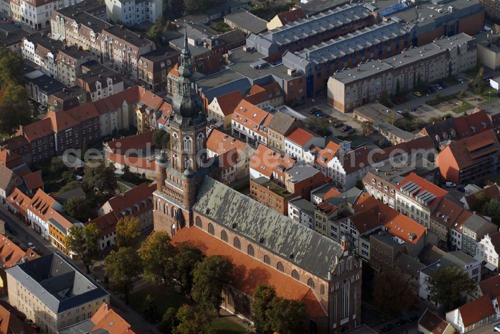 Greifswald from the bird's eye view: Blick auf die St. Nikolaikirche, deren Turm 100 m in die Höhe schießt, ist die größte der drei gotischen Backsteinkirchen im historischen Zentrum. Der gewaltige Bau ist dem Heiligen Nikolaus, dem Schutzpatron der Seefahrer und Kaufleute, gewidmet. Kontakt: Evangelische Kirchengemeinde St. Nikolai in der Domstraße 54, 17489 Greifswald - Kirchenbüro: Mo. - Fr. 8.30 - 12.00 Uhr - Pfarrbüro 0 38 34 / 26 27 - Pfarrer 0 38 34 / 79 94 20 - Dom 0 38 34 / 89 79 66 - Fax: 0 38 34 / 79 94 22 - e-mail: st.nikolai@kirchenkreis-greifswald.de