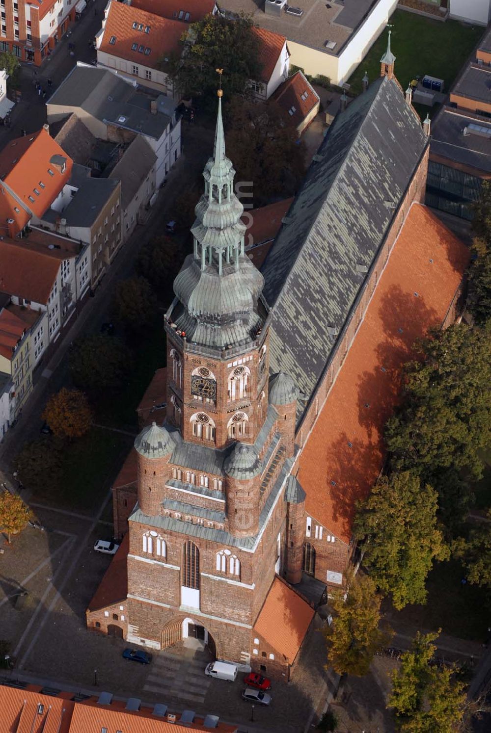 Aerial image Greifswald - Blick auf die St. Nikolaikirche, deren Turm 100 m in die Höhe schießt, ist die größte der drei gotischen Backsteinkirchen im historischen Zentrum. Der gewaltige Bau ist dem Heiligen Nikolaus, dem Schutzpatron der Seefahrer und Kaufleute, gewidmet. Kontakt: Evangelische Kirchengemeinde St. Nikolai in der Domstraße 54, 17489 Greifswald - Kirchenbüro: Mo. - Fr. 8.30 - 12.00 Uhr - Pfarrbüro 0 38 34 / 26 27 - Pfarrer 0 38 34 / 79 94 20 - Dom 0 38 34 / 89 79 66 - Fax: 0 38 34 / 79 94 22 - e-mail: st.nikolai@kirchenkreis-greifswald.de