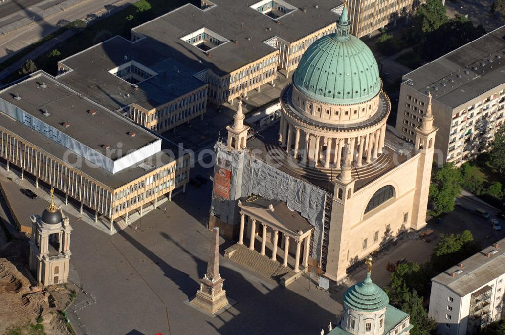 Aerial image Potsdam - Blick auf die eingerüstete St. Nikolaikirche am Alten Markt in Potsdam. Der Zentralbau im im klassizistischen Stil wurde nach Plänen des Architekten Karl Friedrich Schinkel entworfen und befindet sich seit 2002 in Sanierungsarbeiten. Links anliegend befindet sich ein Gebäude der Fachhochschule Potsdam. View of the scaffolding St. Nikolai Church in the Old Market in Potsdam. The central building in the neoclassical style, was designed by the architect Karl Friedrich Schinkel and has been in restoration works since 2002.