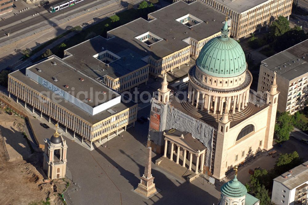 Aerial photograph Potsdam - Blick auf die eingerüstete St. Nikolaikirche am Alten Markt in Potsdam. Der Zentralbau im im klassizistischen Stil wurde nach Plänen des Architekten Karl Friedrich Schinkel entworfen und befindet sich seit 2002 in Sanierungsarbeiten. Links anliegend befindet sich ein Gebäude der Fachhochschule Potsdam. View of the scaffolding St. Nikolai Church in the Old Market in Potsdam. The central building in the neoclassical style, was designed by the architect Karl Friedrich Schinkel and has been in restoration works since 2002.