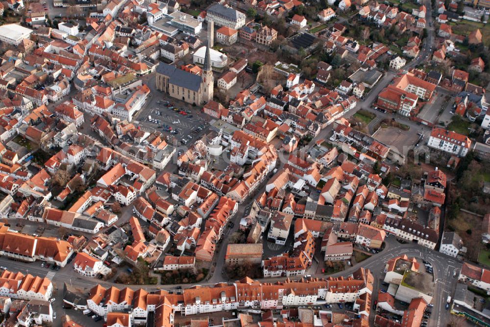 Alzey from the bird's eye view: Blick auf die St. Nikolaikirche in der verbandsfreien Stadt Alzey im Landkreis Alzey-Worms in Rheinland-Pfalz. Die Nikolaikirche wurde 1499 mit Vollendung des Kirchturms fertiggestellt. Es ist eine spätmittelalterliche Kirche auf dem Alzeyer Obermarkt. Heute gehört sie zur Evangelischen Kirche in Hessen und Nassau. View to the St. Nikolai Church in the town Alzey in the administrative district Alzey-Worms of Rhineland-Palatinate, which was built in 1499.