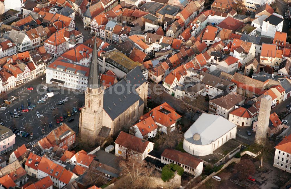 Aerial image Alzey - Blick auf die St. Nikolaikirche in der verbandsfreien Stadt Alzey im Landkreis Alzey-Worms in Rheinland-Pfalz. Die Nikolaikirche wurde 1499 mit Vollendung des Kirchturms fertiggestellt. Es ist eine spätmittelalterliche Kirche auf dem Alzeyer Obermarkt. Heute gehört sie zur Evangelischen Kirche in Hessen und Nassau. View to the St. Nikolai Church in the town Alzey in the administrative district Alzey-Worms of Rhineland-Palatinate, which was built in 1499.