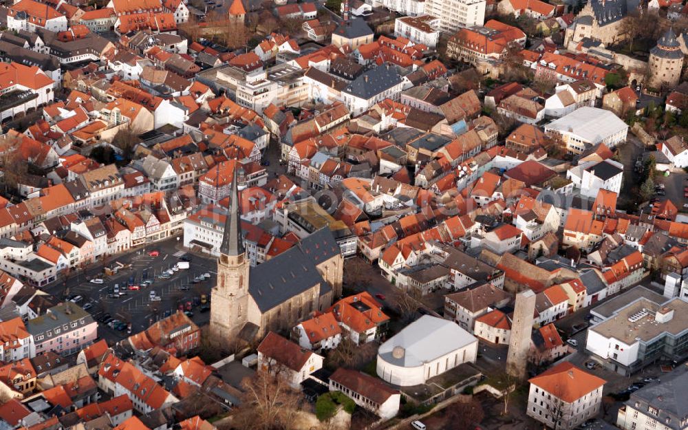 Aerial photograph Alzey - Blick auf die St. Nikolaikirche in der verbandsfreien Stadt Alzey im Landkreis Alzey-Worms in Rheinland-Pfalz. Die Nikolaikirche wurde 1499 mit Vollendung des Kirchturms fertiggestellt. Es ist eine spätmittelalterliche Kirche auf dem Alzeyer Obermarkt. Heute gehört sie zur Evangelischen Kirche in Hessen und Nassau. View to the St. Nikolai Church in the town Alzey in the administrative district Alzey-Worms of Rhineland-Palatinate, which was built in 1499.