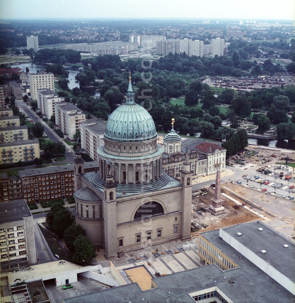 Aerial photograph Potsdam - Blick auf die St. Nikolaikirche. Im Vordergrund Dach des Institut für Lehrerbildung (heute Fachhochschule Potsdam). Dahinter Alter Markt mit Altes Rathaus und Knobelsdorffhaus (v.l.n.r.). Im Hintergrund Wohnblöcke.