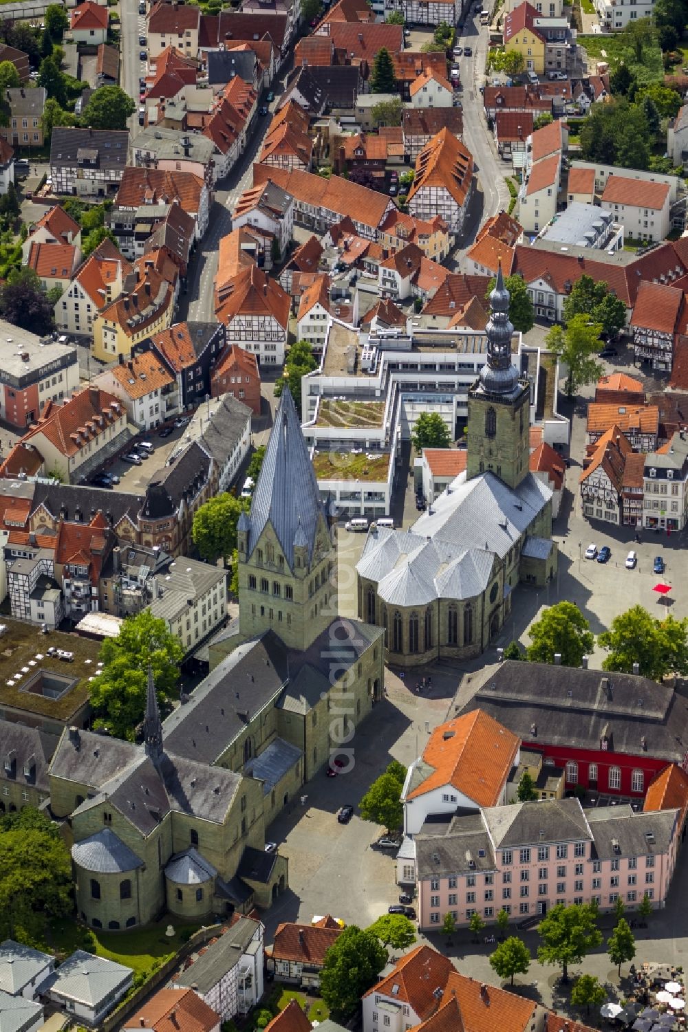 Aerial image Soest - St. Patroclus Cathedral and Church of St. Peter at the Wilhelm-Morgner-Haus in the center of the old town in Soest in North Rhine-Westphalia