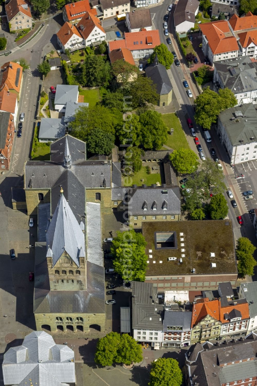 Soest from the bird's eye view: St. Patroclus Cathedral and Church of St. Peter at the Wilhelm-Morgner-Haus in the center of the old town in Soest in North Rhine-Westphalia