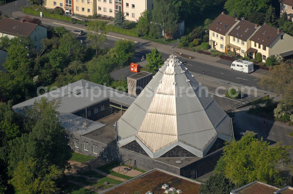 Fulda from the bird's eye view: Blick auf die Kirche St. Paulus des gleichnamigen Pfarramtes an der Goerdelerstraße in Fulda. View of the church of St. Paul at Goerdelerstraße in Fulda.