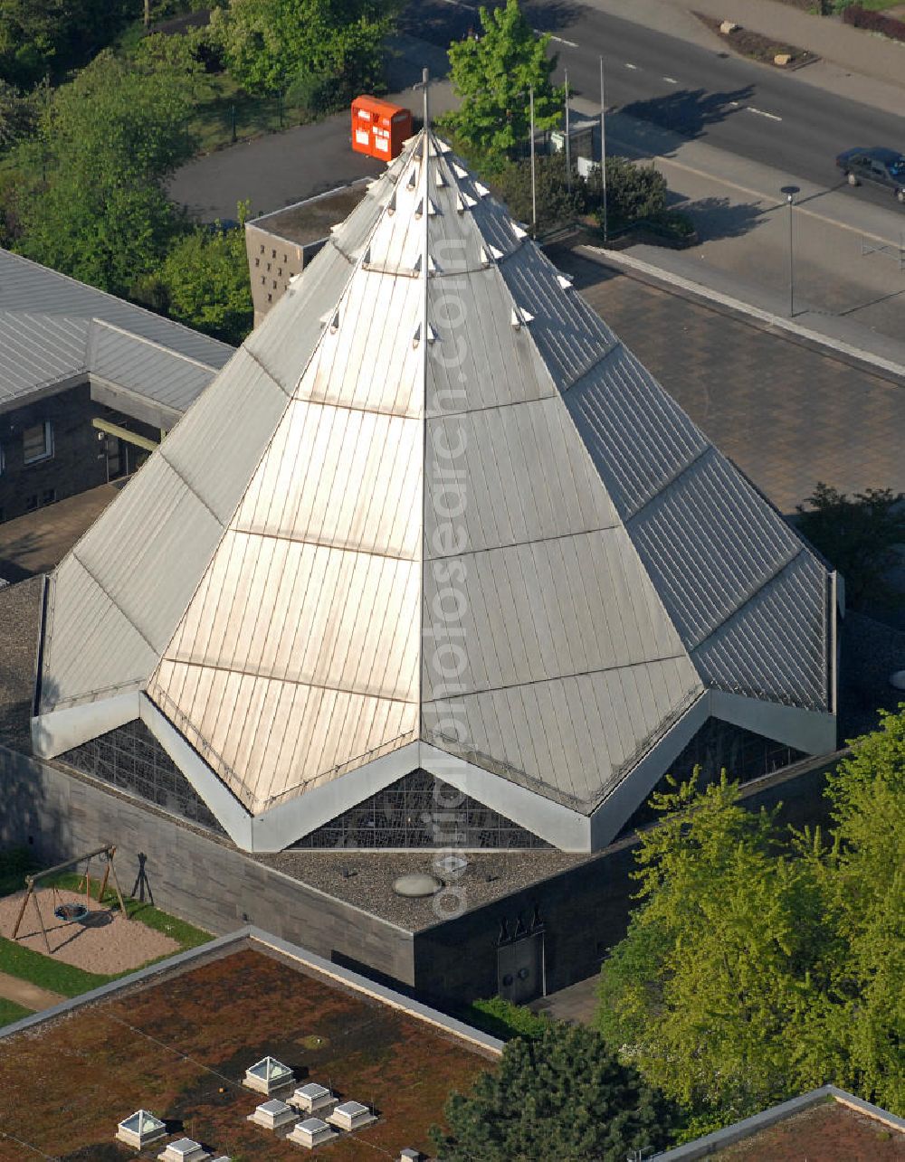 Aerial image Fulda - Blick auf die Kirche St. Paulus des gleichnamigen Pfarramtes an der Goerdelerstraße in Fulda. View of the church of St. Paul at Goerdelerstraße in Fulda.