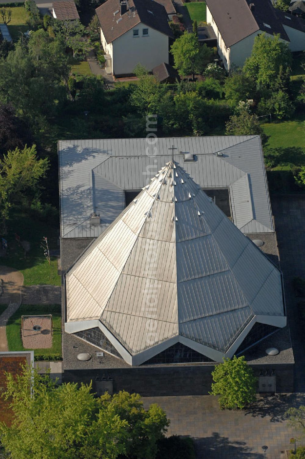 Fulda from above - Blick auf die Kirche St. Paulus des gleichnamigen Pfarramtes an der Goerdelerstraße in Fulda. View of the church of St. Paul at Goerdelerstraße in Fulda.