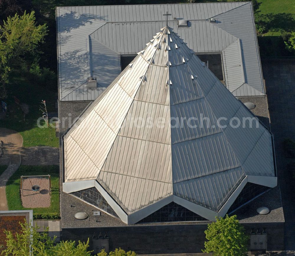 Fulda from the bird's eye view: Blick auf die Kirche St. Paulus des gleichnamigen Pfarramtes an der Goerdelerstraße in Fulda. View of the church of St. Paul at Goerdelerstraße in Fulda.