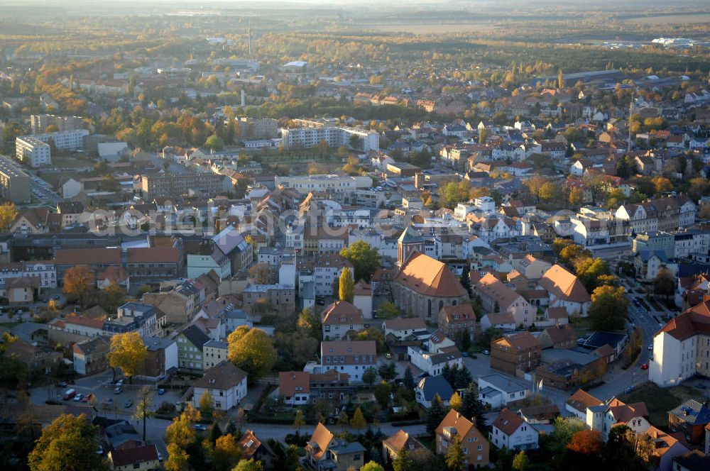 Aerial image Senftenberg - Blick auf die Altstadt von Senftenberg am Kirchplatz mit der St. Peter und Paul Kirche. Die evangelische Kirche ist eine spätgotische Hallenkirche mit einem querrechteckigem dreigeschossigen Westturm. Kontakt: Calauer Straße 1, 01968 Senftenberg, Tel. +49(0)3573 3765-0, Fax +49(0)3573 3765-12