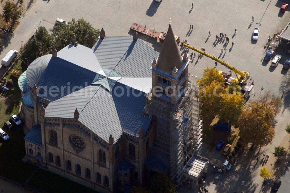 Potsdam from above - Blick auf die Baumaßnahmen an der katholischen Kirche St. Peter und Paul. Die katholische Kirche St. Peter und Paul liegt zentral in der Potsdamer Innenstadt auf dem Bassinplatz und schließt die Brandenburger Straße nach Osten hin ab, an deren westlichem Ende das Brandenburger Tor (Potsdam) steht. Die Kirche wurde als Garnisonskirche für die katholischen Soldaten, die in der Stadt stationiert waren, erbaut. Katholische Propsteigemeinde St. Peter und Paul - Propst Klaus-Günter Müller Pfarramt: Am Bassin 2, 14467 Potsdam - T: 0331 / 230 799-0 - F: 0331 / 230 799-8 - E-Mail: pfarramt@peter-paul-kirche.de