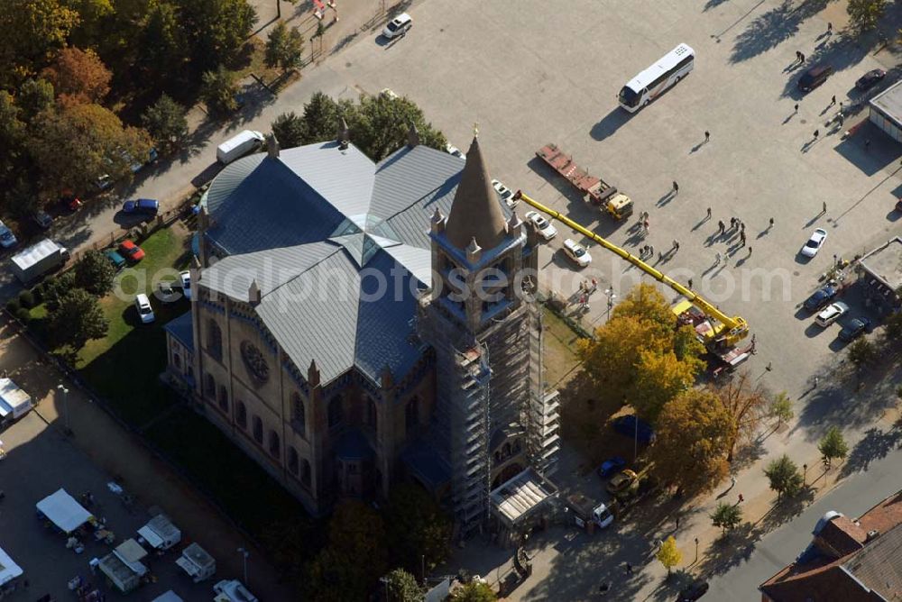 Potsdam from the bird's eye view: Blick auf die Baumaßnahmen an der katholischen Kirche St. Peter und Paul. Die katholische Kirche St. Peter und Paul liegt zentral in der Potsdamer Innenstadt auf dem Bassinplatz und schließt die Brandenburger Straße nach Osten hin ab, an deren westlichem Ende das Brandenburger Tor (Potsdam) steht. Die Kirche wurde als Garnisonskirche für die katholischen Soldaten, die in der Stadt stationiert waren, erbaut. Katholische Propsteigemeinde St. Peter und Paul - Propst Klaus-Günter Müller Pfarramt: Am Bassin 2, 14467 Potsdam - T: 0331 / 230 799-0 - F: 0331 / 230 799-8 - E-Mail: pfarramt@peter-paul-kirche.de