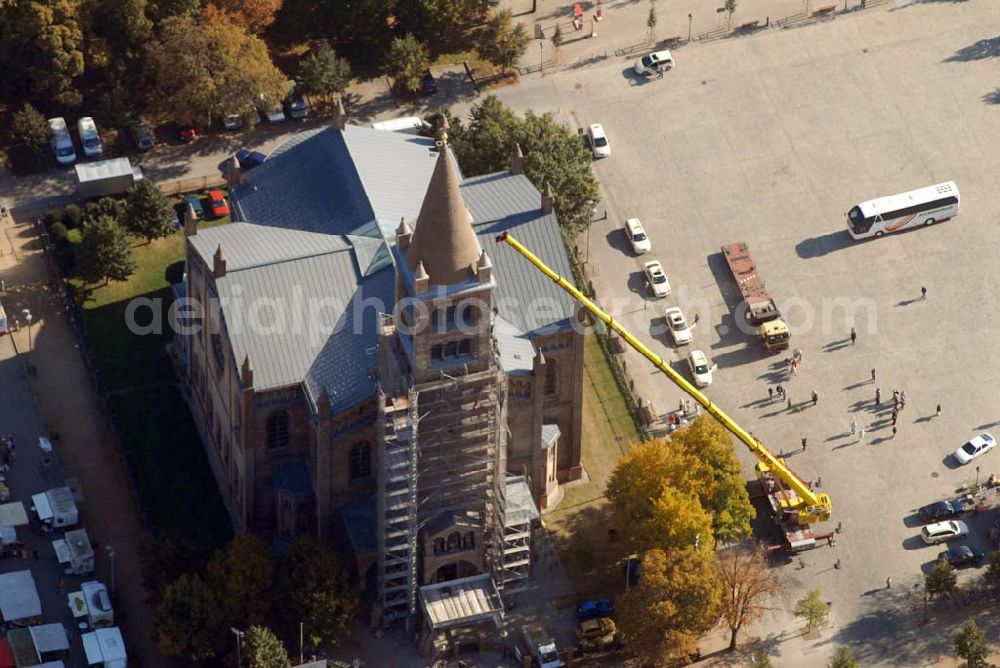 Aerial image Potsdam - Blick auf die Baumaßnahmen an der katholischen Kirche St. Peter und Paul. Die katholische Kirche St. Peter und Paul liegt zentral in der Potsdamer Innenstadt auf dem Bassinplatz und schließt die Brandenburger Straße nach Osten hin ab, an deren westlichem Ende das Brandenburger Tor (Potsdam) steht. Die Kirche wurde als Garnisonskirche für die katholischen Soldaten, die in der Stadt stationiert waren, erbaut. Katholische Propsteigemeinde St. Peter und Paul - Propst Klaus-Günter Müller Pfarramt: Am Bassin 2, 14467 Potsdam - T: 0331 / 230 799-0 - F: 0331 / 230 799-8 - E-Mail: pfarramt@peter-paul-kirche.de