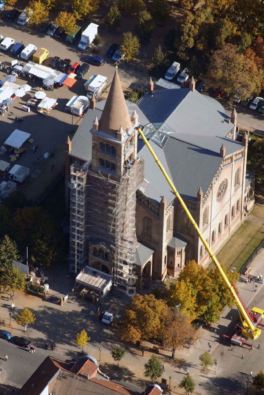 Aerial photograph Potsdam - Blick auf die Baumaßnahmen an der katholischen Kirche St. Peter und Paul. Die katholische Kirche St. Peter und Paul liegt zentral in der Potsdamer Innenstadt auf dem Bassinplatz und schließt die Brandenburger Straße nach Osten hin ab, an deren westlichem Ende das Brandenburger Tor (Potsdam) steht. Die Kirche wurde als Garnisonskirche für die katholischen Soldaten, die in der Stadt stationiert waren, erbaut. Katholische Propsteigemeinde St. Peter und Paul - Propst Klaus-Günter Müller Pfarramt: Am Bassin 2, 14467 Potsdam - T: 0331 / 230 799-0 - F: 0331 / 230 799-8 - E-Mail: pfarramt@peter-paul-kirche.de