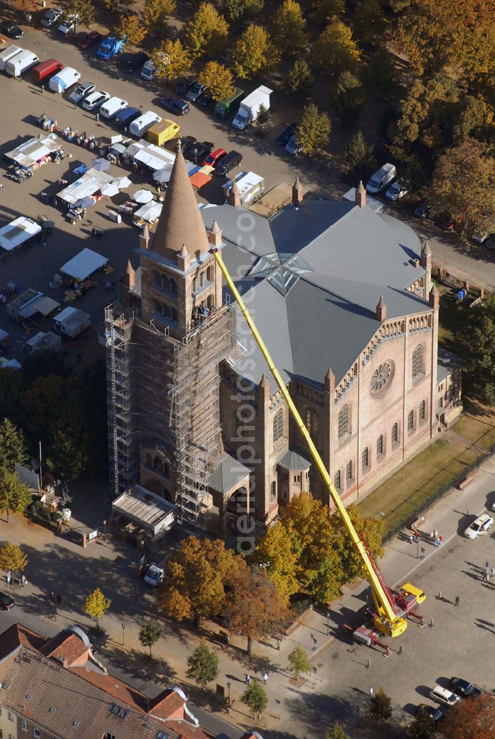 Potsdam from above - Blick auf die Baumaßnahmen an der katholischen Kirche St. Peter und Paul. Die katholische Kirche St. Peter und Paul liegt zentral in der Potsdamer Innenstadt auf dem Bassinplatz und schließt die Brandenburger Straße nach Osten hin ab, an deren westlichem Ende das Brandenburger Tor (Potsdam) steht. Die Kirche wurde als Garnisonskirche für die katholischen Soldaten, die in der Stadt stationiert waren, erbaut. Katholische Propsteigemeinde St. Peter und Paul - Propst Klaus-Günter Müller Pfarramt: Am Bassin 2, 14467 Potsdam - T: 0331 / 230 799-0 - F: 0331 / 230 799-8 - E-Mail: pfarramt@peter-paul-kirche.de