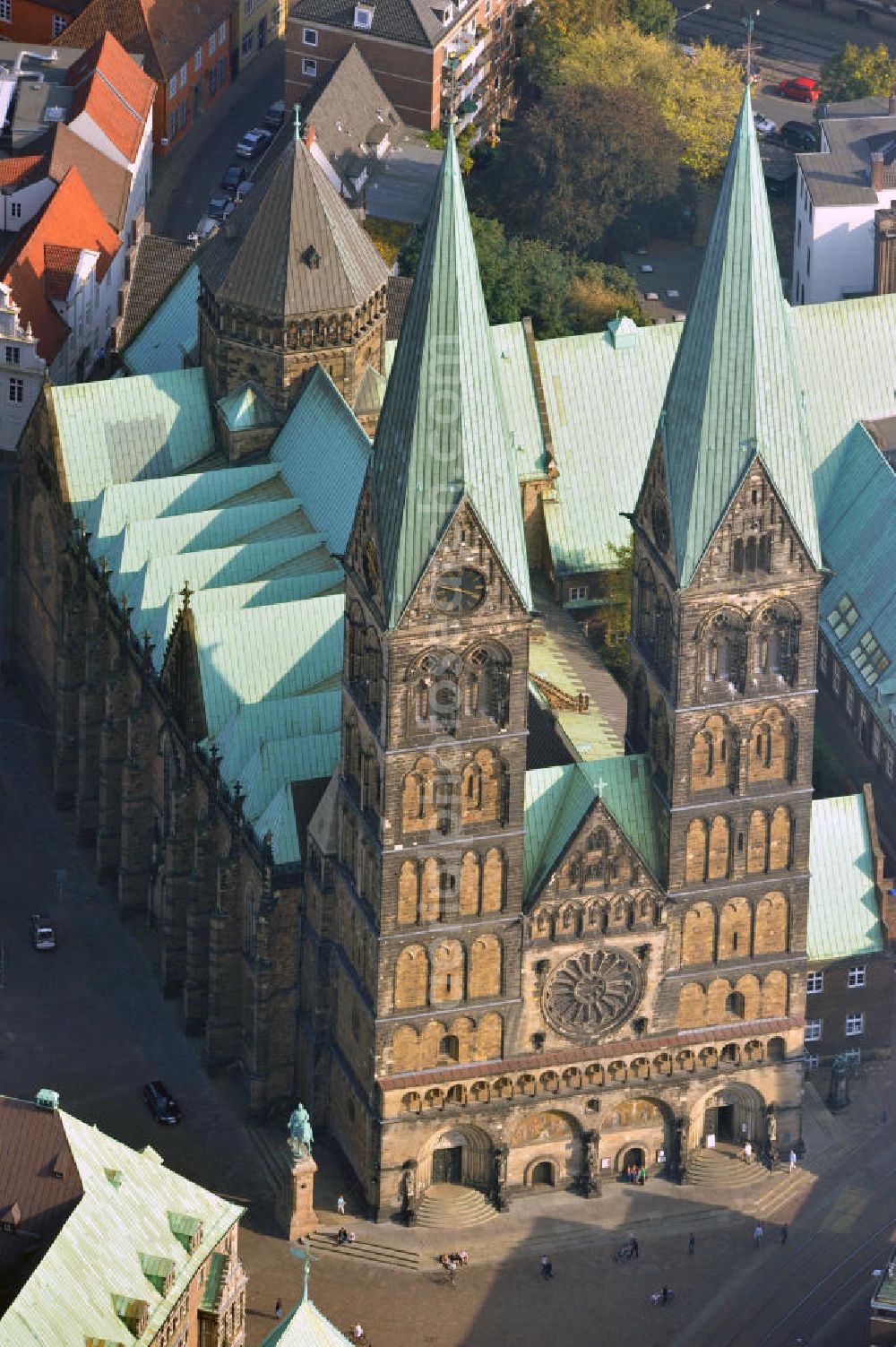 Bremen from above - Der St. Petri Dom in Bremen stammt ursprünglich aus dem Jahre 789. 792 - 799 wurde er beim Sachsenaufstand restlos zerstört und erst 805 durch einen neuen Dom ersetzt. Seit 1973 steht der Dom unter Denkmalschutz. The St. Petri Dom in Bremen dates from the year 789. In 792 - 799 it was completely destroyed and in 805 it was replaced by a new dome. Since 1973 it is a landmarked building.