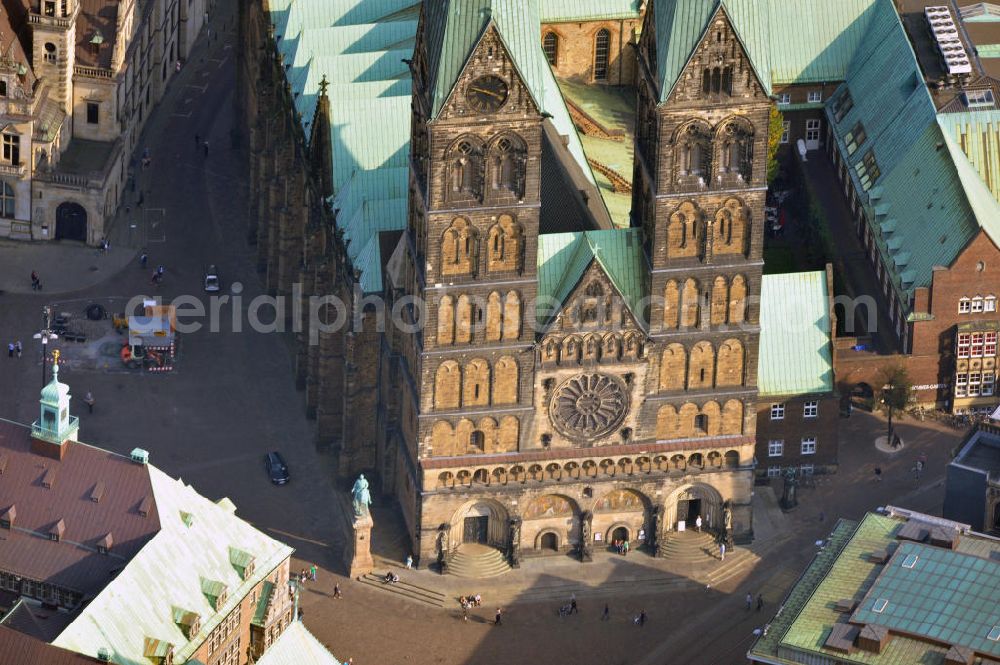 Bremen from the bird's eye view: Der St. Petri Dom in Bremen stammt ursprünglich aus dem Jahre 789. 792 - 799 wurde er beim Sachsenaufstand restlos zerstört und erst 805 durch einen neuen Dom ersetzt. Seit 1973 steht der Dom unter Denkmalschutz. The St. Petri Dom in Bremen dates from the year 789. In 792 - 799 it was completely destroyed and in 805 it was replaced by a new dome. Since 1973 it is a landmarked building.