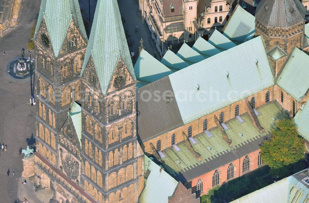 Aerial image Bremen - Der St. Petri Dom in Bremen stammt ursprünglich aus dem Jahre 789. 792 - 799 wurde er beim Sachsenaufstand restlos zerstört und erst 805 durch einen neuen Dom ersetzt. Seit 1973 steht der Dom unter Denkmalschutz. The St. Petri Dom in Bremen dates from the year 789. In 792 - 799 it was completely destroyed and in 805 it was replaced by a new dome. Since 1973 it is a landmarked building.