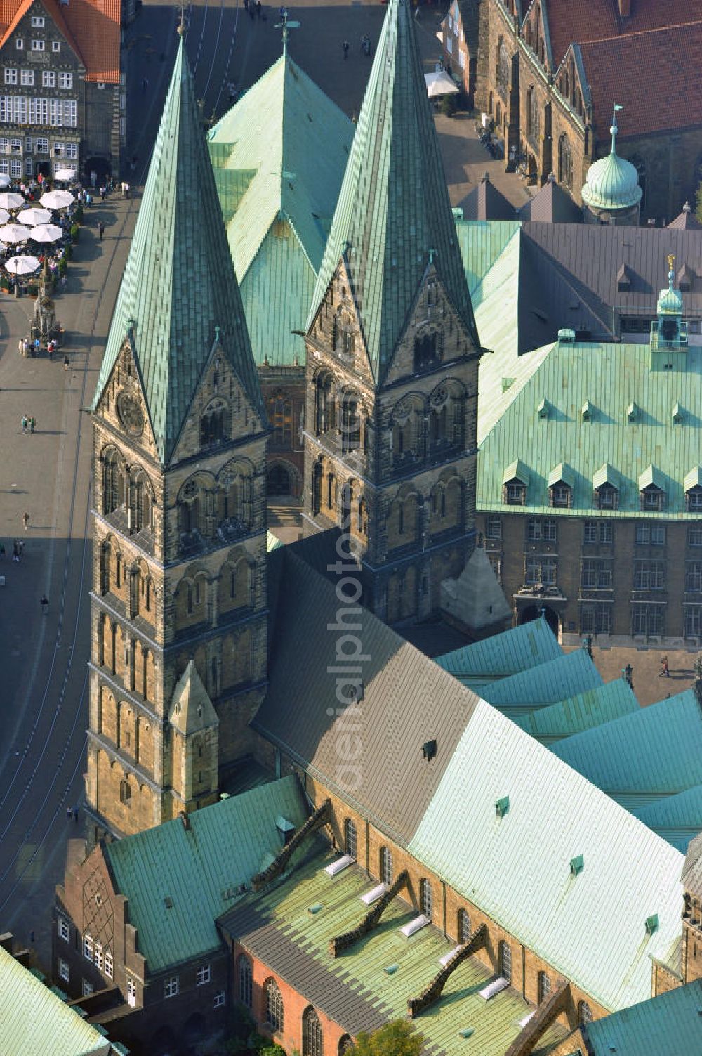 Aerial photograph Bremen - Der St. Petri Dom in Bremen stammt ursprünglich aus dem Jahre 789. 792 - 799 wurde er beim Sachsenaufstand restlos zerstört und erst 805 durch einen neuen Dom ersetzt. Seit 1973 steht der Dom unter Denkmalschutz. The St. Petri Dom in Bremen dates from the year 789. In 792 - 799 it was completely destroyed and in 805 it was replaced by a new dome. Since 1973 it is a landmarked building.