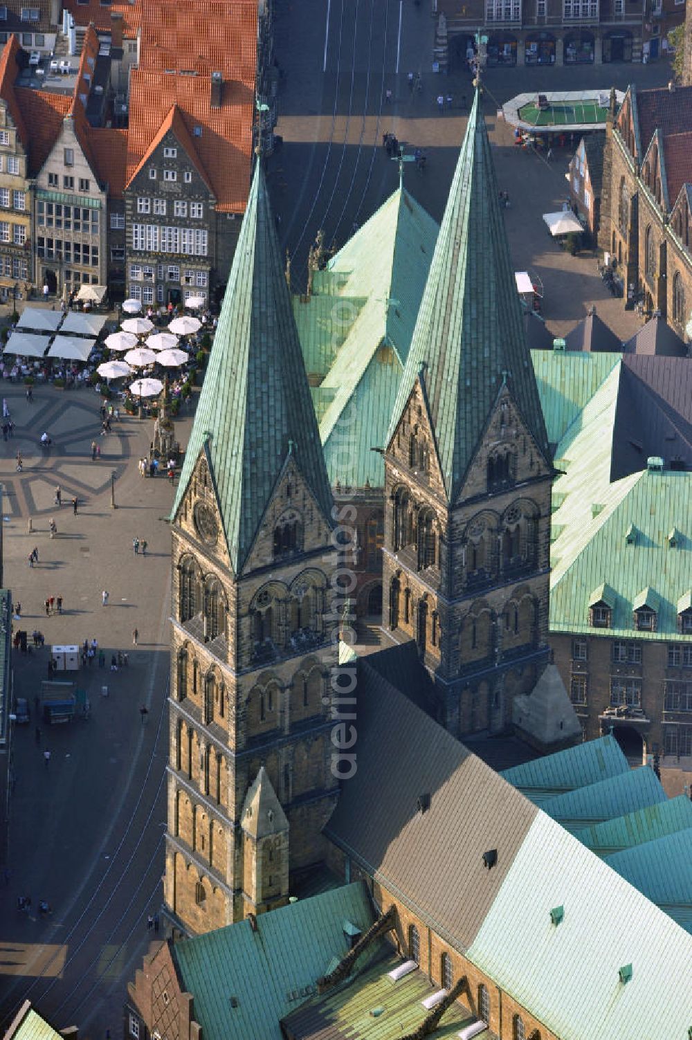 Bremen from above - Der St. Petri Dom in Bremen stammt ursprünglich aus dem Jahre 789. 792 - 799 wurde er beim Sachsenaufstand restlos zerstört und erst 805 durch einen neuen Dom ersetzt. Seit 1973 steht der Dom unter Denkmalschutz. The St. Petri Dom in Bremen dates from the year 789. In 792 - 799 it was completely destroyed and in 805 it was replaced by a new dome. Since 1973 it is a landmarked building.