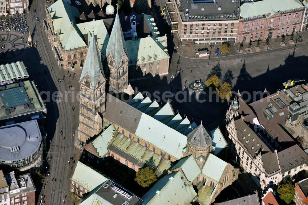 Bremen from above - Blick auf den St. Petri Dom und das Rathaus in der Altstadt von Bremen. View to the st. Petri cathedral and the townhall in the historic city of Bemen.