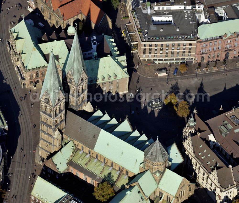 Bremen from the bird's eye view: Blick auf den St. Petri Dom und das Rathaus in der Altstadt von Bremen. View to the st. Petri cathedral and the townhall in the historic city of Bemen.