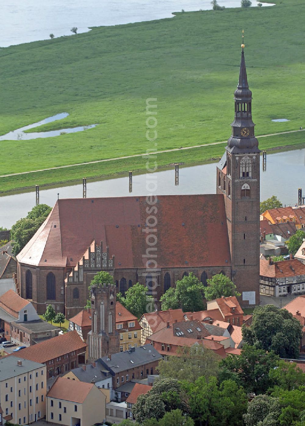 Aerial photograph Tangermünde - Blick auf die evangelische Kirche St. Stephan. Die Kirche wurde im Stil der norddeutschen Backsteingotik erbaut. Bekannt ist die St. Stephanskirche für die barocke Scherer-Orgel aus dem Jahre 1624. View of the evangelical church of St. Stephan. The church was built in the style of North German brick Gothic architecture. The St. Stephen's Church is known for its baroque Scherer organ from 1624.