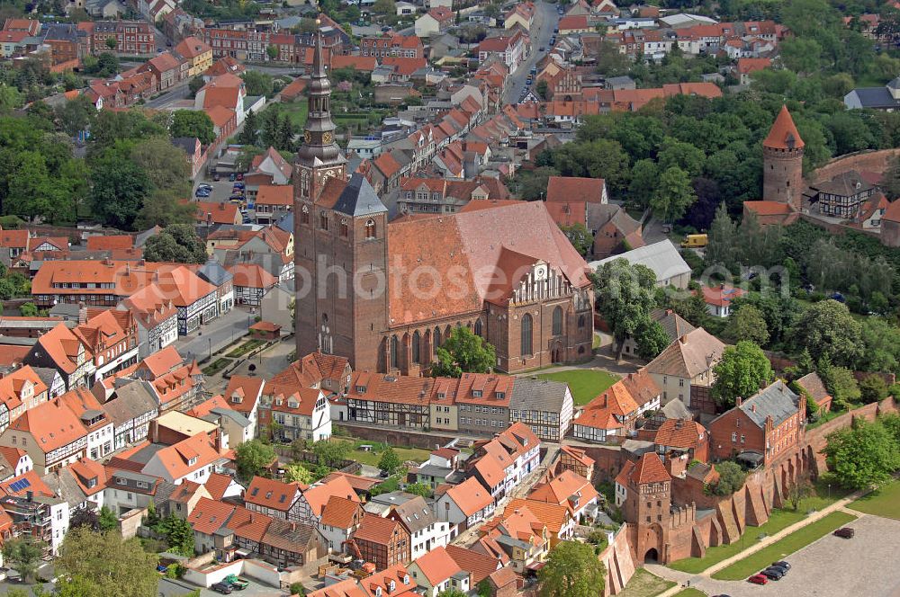 Aerial photograph Tangermünde - Blick auf die evangelische Kirche St. Stephan. Die Kirche wurde im Stil der norddeutschen Backsteingotik erbaut. Bekannt ist die St. Stephanskirche für die barocke Scherer-Orgel aus dem Jahre 1624. Vorn ist ein Teil der fast vollständig erhaltenen Stadtmauer mit dem Elbtor zu sehen. View of the evangelical church of St. Stephan. The church was built in the style of North German brick Gothic architecture. The St. Stephen's Church is known for its baroque Scherer organ from 1624. In front is a part of the almost completely preserved city with the Elbtor.