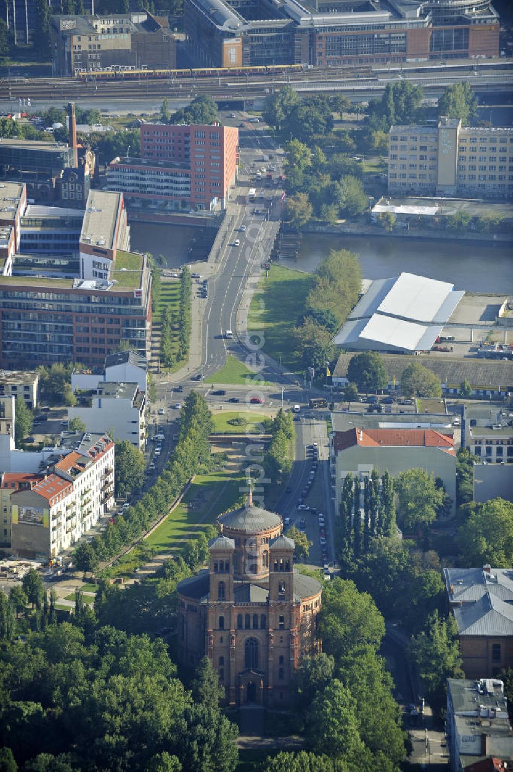 Aerial photograph Berlin - Sicht auf die St.Thomas-Kirche am Ende des Mariannenplatzes im Berliner Stadtteil Kreuzberg. Die Kirche wurde zwischen 1865 und 1869 im spätklassizitischen Stil von Friedrich Adler erbaut. View to the St. Thomas Church at the Mariannenplatz in the district Kreuzberg of Berlin. The church was built between 1865 and 1869 in a classical look by Friedrich Adler.