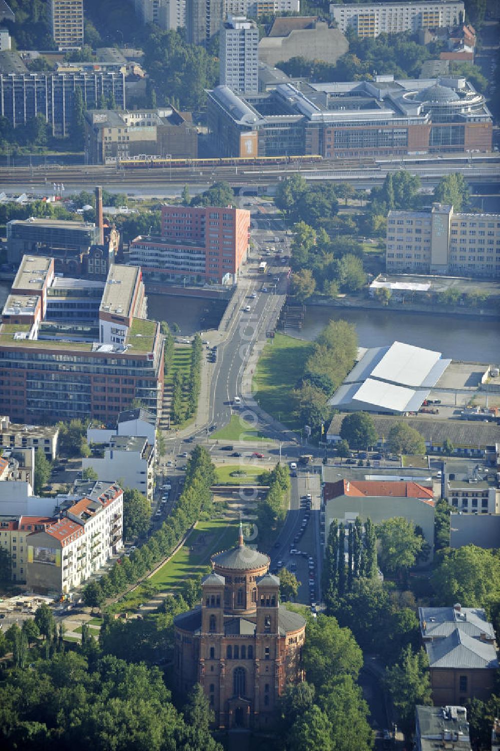 Berlin from the bird's eye view: Sicht auf die St.Thomas-Kirche am Ende des Mariannenplatzes im Berliner Stadtteil Kreuzberg. Die Kirche wurde zwischen 1865 und 1869 im spätklassizitischen Stil von Friedrich Adler erbaut. View to the St. Thomas Church at the Mariannenplatz in the district Kreuzberg of Berlin. The church was built between 1865 and 1869 in a classical look by Friedrich Adler.