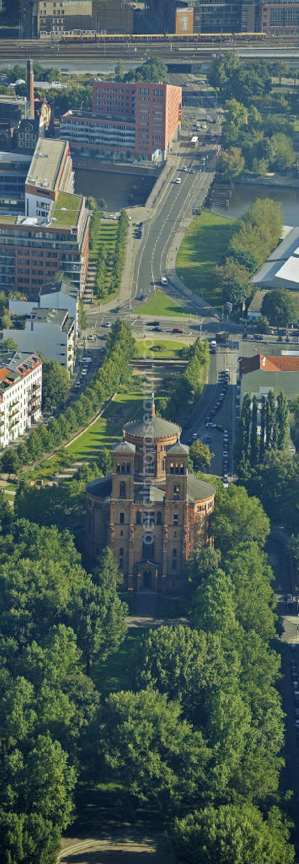 Aerial image Berlin - Sicht auf die St.Thomas-Kirche am Ende des Mariannenplatzes im Berliner Stadtteil Kreuzberg. Die Kirche wurde zwischen 1865 und 1869 im spätklassizitischen Stil von Friedrich Adler erbaut. View to the St. Thomas Church at the Mariannenplatz in the district Kreuzberg of Berlin. The church was built between 1865 and 1869 in a classical look by Friedrich Adler.