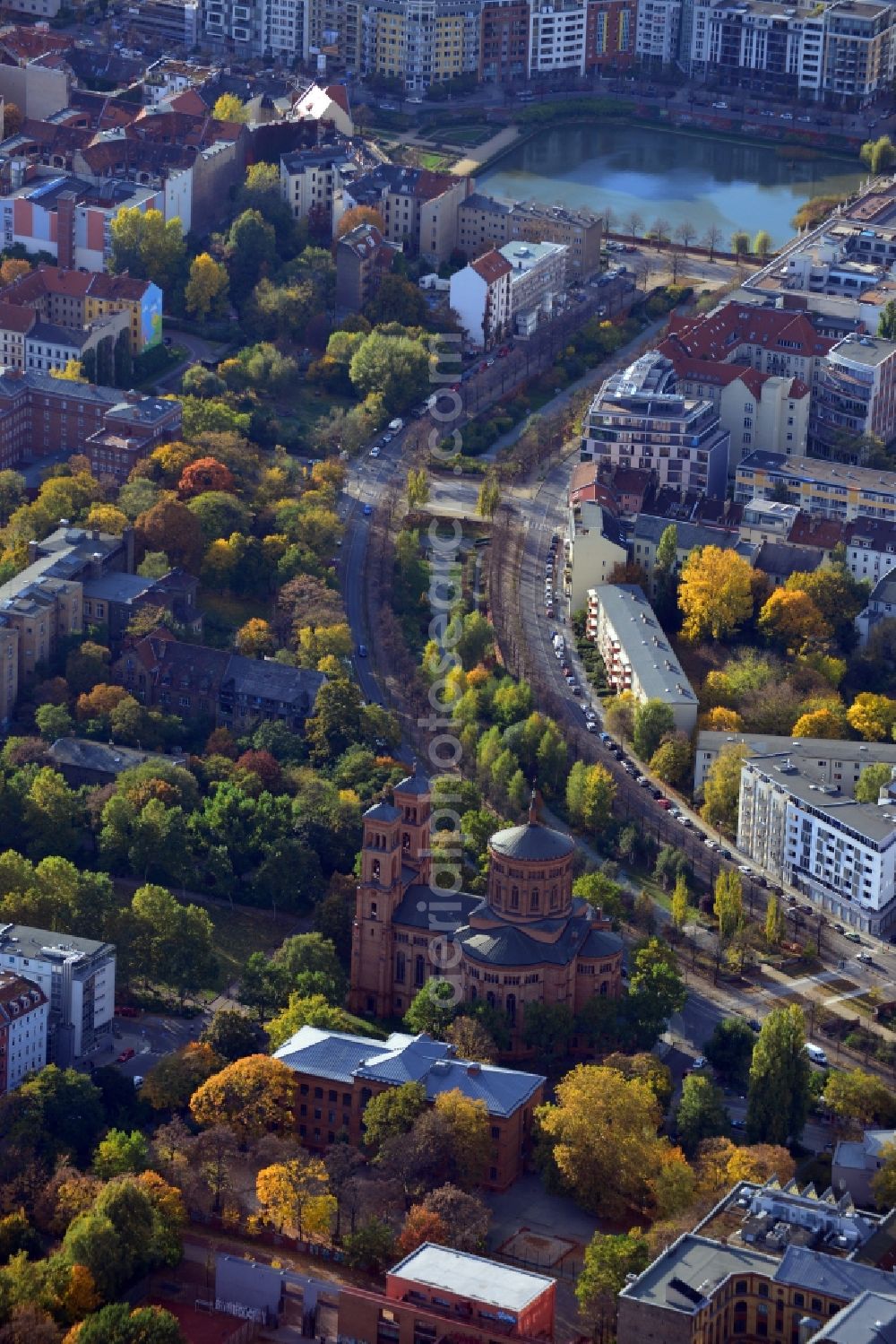 Berlin from the bird's eye view: St. Thomas Church at Mariannenplatz with a view overlooking the houses on Engeldamm and Bethaniendamm and the city park Engebecken in Berlin - Kreuzberg. The church was built in 1865-1869 in the late classicistic style by Friedrich Adler