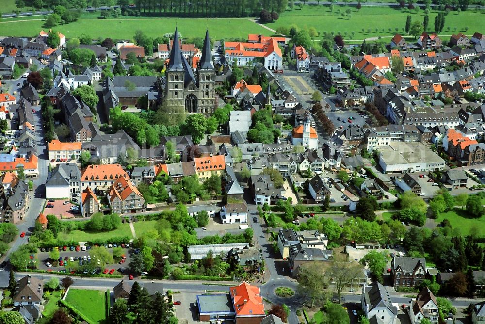 Xanten from the bird's eye view: The Cathedral St. Viktor in the city of Xanten at the Lower Rhine in the state of North Rhine-Westphalia. The cathedral with its two towers is one of the biggest church buildings in Germany. The site is used since the 4th century for churches and buildings of faith