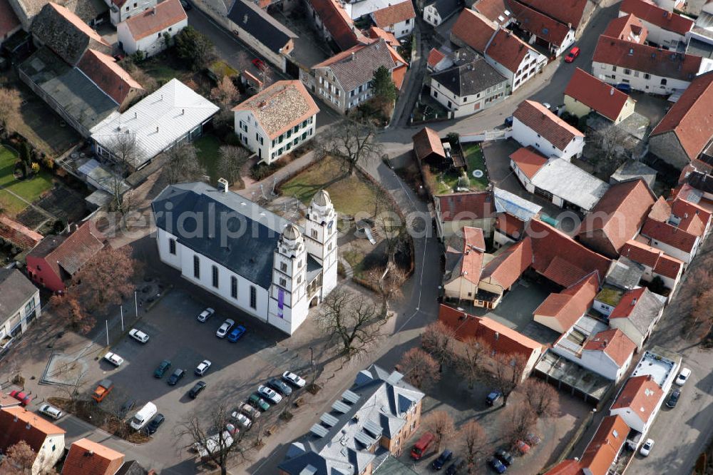 Guntersblum from above - Blick auf die Evangelische St. Viktor Kirche in Guntersblum im Landkreis Mainz-Bingen in Rheinland-Pfalz. Die Kirche wurde um 1100 als dreischiffige Basilika mit zwei Türmen erbaut und gilt heute als Kulturdenkmal. View to the Evangelic St. Viktor Church in the town Guntersblum in the administrative district Mainz-Bingen of Rhineland-Palatinate. The Church was built in the year 1100 as a basilica and today it is considered as a cultural monument.