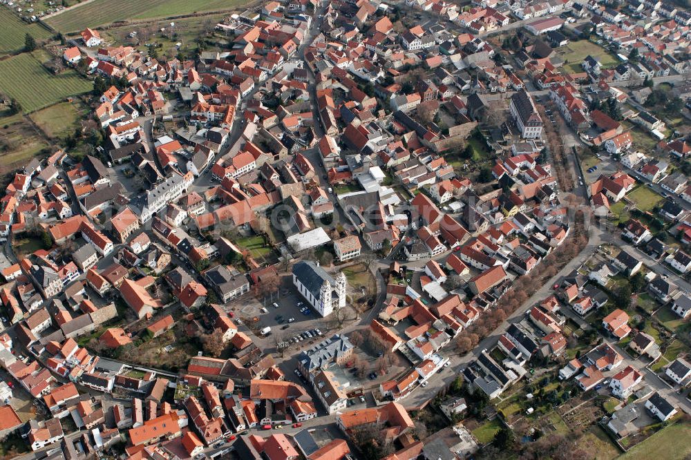 Guntersblum from the bird's eye view: Blick auf die Evangelische St. Viktor Kirche in Guntersblum im Landkreis Mainz-Bingen in Rheinland-Pfalz. Die Kirche wurde um 1100 als dreischiffige Basilika mit zwei Türmen erbaut und gilt heute als Kulturdenkmal. View to the Evangelic St. Viktor Church in the town Guntersblum in the administrative district Mainz-Bingen of Rhineland-Palatinate. The Church was built in the year 1100 as a basilica and today it is considered as a cultural monument.