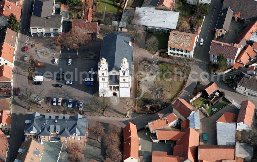 Aerial image Guntersblum - Blick auf die Evangelische St. Viktor Kirche in Guntersblum im Landkreis Mainz-Bingen in Rheinland-Pfalz. Die Kirche wurde um 1100 als dreischiffige Basilika mit zwei Türmen erbaut und gilt heute als Kulturdenkmal. View to the Evangelic St. Viktor Church in the town Guntersblum in the administrative district Mainz-Bingen of Rhineland-Palatinate. The Church was built in the year 1100 as a basilica and today it is considered as a cultural monument.