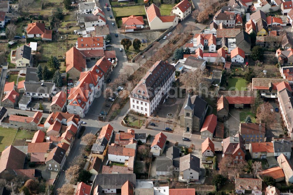 Aerial image Guntersblum - Blick auf die Katholische St. Viktor Kirche in Guntersblum im Landkreis Mainz-Bingen in Rheinland-Pfalz. Etwa 100 Jahre lang teilten sich die beiden Glaubensrichtungen ein Gotteshaus. Schließlich verhalf die bürgerliche Gemeinde den Katholiken 1844/45 zum Bau einer eigenen Sankt Viktorskirche. Heute gilt das Bauwerk als Kulturdenkmal. View to the Catholic St. Viktor Church in the town Guntersblum in the administrative district Mainz- Bingen of Rhineland-Palatinate.