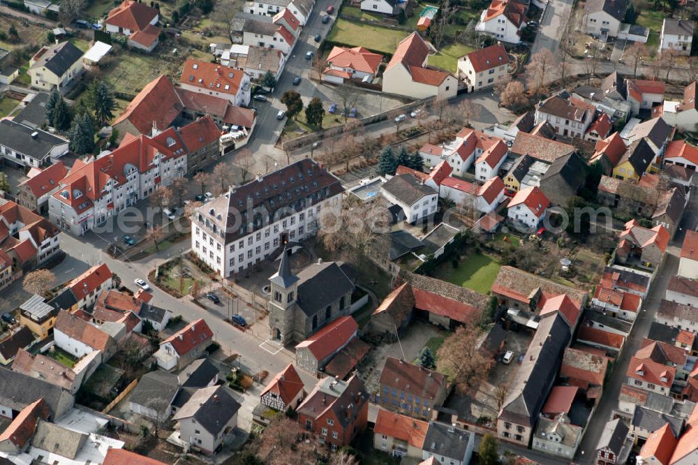 Aerial photograph Guntersblum - Blick auf die Katholische St. Viktor Kirche in Guntersblum im Landkreis Mainz-Bingen in Rheinland-Pfalz. Etwa 100 Jahre lang teilten sich die beiden Glaubensrichtungen ein Gotteshaus. Schließlich verhalf die bürgerliche Gemeinde den Katholiken 1844/45 zum Bau einer eigenen Sankt Viktorskirche. Heute gilt das Bauwerk als Kulturdenkmal. View to the Catholic St. Viktor Church in the town Guntersblum in the administrative district Mainz- Bingen of Rhineland-Palatinate.