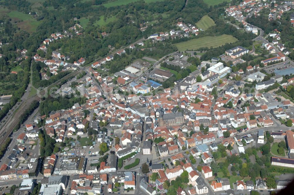 Aerial photograph St. Wendel - Stadtteilansicht von St. Wendel im Saarland, geprägt durch die Wendalinusbasilika, auch Wendelsdom genannt, sowie durch Wohnhäuser und Geschäftsgebäude. Die spätgotische Hallenkirche ist eine der herausragenden Sakralbauten Saarlands und ein bedeutender Pilgerort. Partial cityscape of St. Wendel in state Saarland, characterized by church Wendalinusbasilika, also called Wendelsdom, as well as by tenements and business buildings. The late Gothic hall church is a prominent sacred building of Saarland and a considerable pilgrimage site.