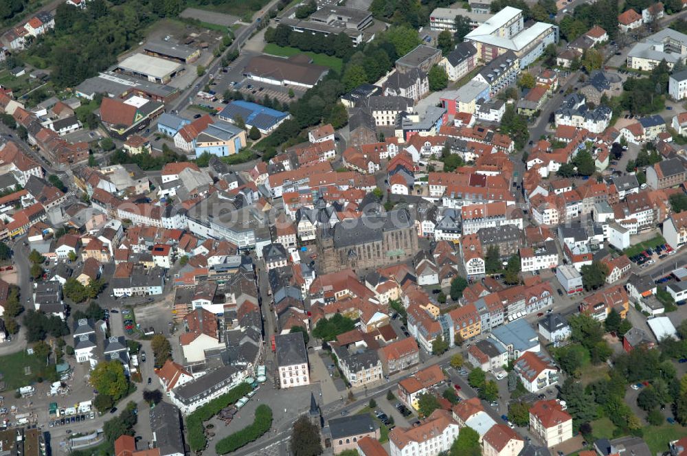 St. Wendel from above - Stadtteilansicht von St. Wendel im Saarland, geprägt durch die Wendalinusbasilika, auch Wendelsdom genannt, sowie durch Wohnhäuser und Geschäftsgebäude. Die spätgotische Hallenkirche ist eine der herausragenden Sakralbauten Saarlands und ein bedeutender Pilgerort. Partial cityscape of St. Wendel in state Saarland, characterized by church Wendalinusbasilika, also called Wendelsdom, as well as by tenements and business buildings. The late Gothic hall church is a prominent sacred building of Saarland and a considerable pilgrimage site.