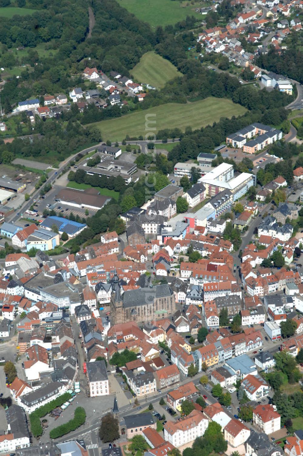 St. Wendel from the bird's eye view: Stadtteilansicht von St. Wendel im Saarland, geprägt durch die Wendalinusbasilika, auch Wendelsdom genannt, sowie durch Wohnhäuser und Geschäftsgebäude. Die spätgotische Hallenkirche ist eine der herausragenden Sakralbauten Saarlands und ein bedeutender Pilgerort. Partial cityscape of St. Wendel in state Saarland, characterized by church Wendalinusbasilika, also called Wendelsdom, as well as by tenements and business buildings. The late Gothic hall church is a prominent sacred building of Saarland and a considerable pilgrimage site.