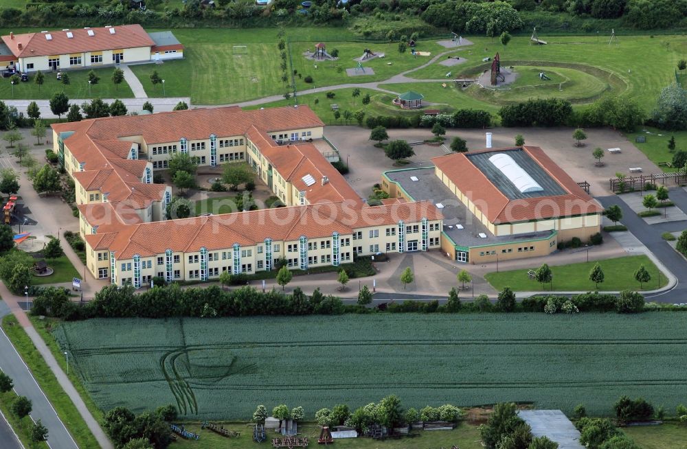 Güntersleben-Wechmar from the bird's eye view: In the Burgenland avenue of Guentersleben-Wechmar is the State normal school Burgenland. In the modern school complex with gymnasium of the secondary school and the secondary school certificate can be purchased