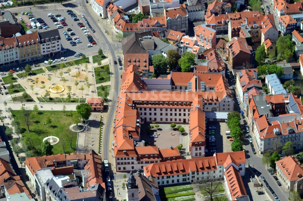 Erfurt from the bird's eye view: Court of the State Chancellery Erfurt in Thuringia. The building is located in the government street - opposite the deer garden and the newly built playground