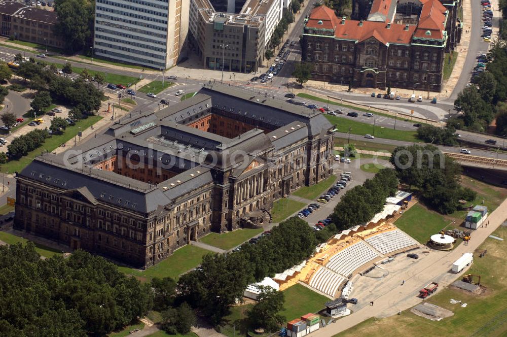 Aerial photograph Dresden - Sächsisches Staatsministerium der Finanzen. Das Sächsische Staatsministerium der Finanzen ist seit der Wiedergründung des Freistaates Sachsen im Jahr 1990 die oberste Finanzbehörde. Es wird von Staatsminister Georg Unland (parteilos) geleitet, Staatssekretär ist Wolfgang Voß (Stand 2009). Das Gebäude des Finanzministeriums wurde zwischen 1890 und 1894 im Stil der Neorenaissance von Otto Wanckel am Neustädter Elbufer zwischen Carolabrücke und Augustusbrücke für das sächsische Finanzministerium erbaut. Das aus Majolikaplatten bestehende Giebelbild an der Elbfront stammt von Anton Dietrich, es zeigt Saxonia umgeben von den allegorisch dargestellten Künsten sowie den Einnahmen des Staates. Während der Bombardierung Dresdens 1945 wurde das Gebäude zerstört, aber bereits in den 1950er Jahren wiederaufgebaut. Mit im Bild ist das Freilichtgelände am Königsufer, auf dem zum Beispiel die Dresdner Filmnächte ausgerichtet werden. Kontakt: Sächsisches Staatsministerium der Finanzen, Carolaplatz 1, 01097 Dresden, +49(0)351 5640, Email: post@smf.sachsen.de