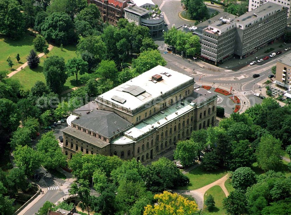 Braunschweig from above - 26.06.2004 Braunschweig Das Staatstheater Braunschweig kann auf eine über 300jährige Geschichte zurückblicken. Bereits 1690 eröffnete Herzog Anton Ulrich von Braunschweig-Lüneburg mit dem Theater am Hagenmarkt eines der ersten öffentlich zugänglichen Theaterhäuser im deutschsprachigen Raum. Zunächst ein reiner Opernbetrieb, fanden hier ab Mitte des 18. Jahrhunderts regelmäßig auch Schauspielaufführungen statt. Zu den bedeutendsten gehören die beiden Uraufführungen EMILIA GALOTTI von Gotthold Ephraim Lessing 1772 sowie FAUST – DER TRAGÖDIE ERSTER TEIL von Johann Wolfgang von Goethe 1829.