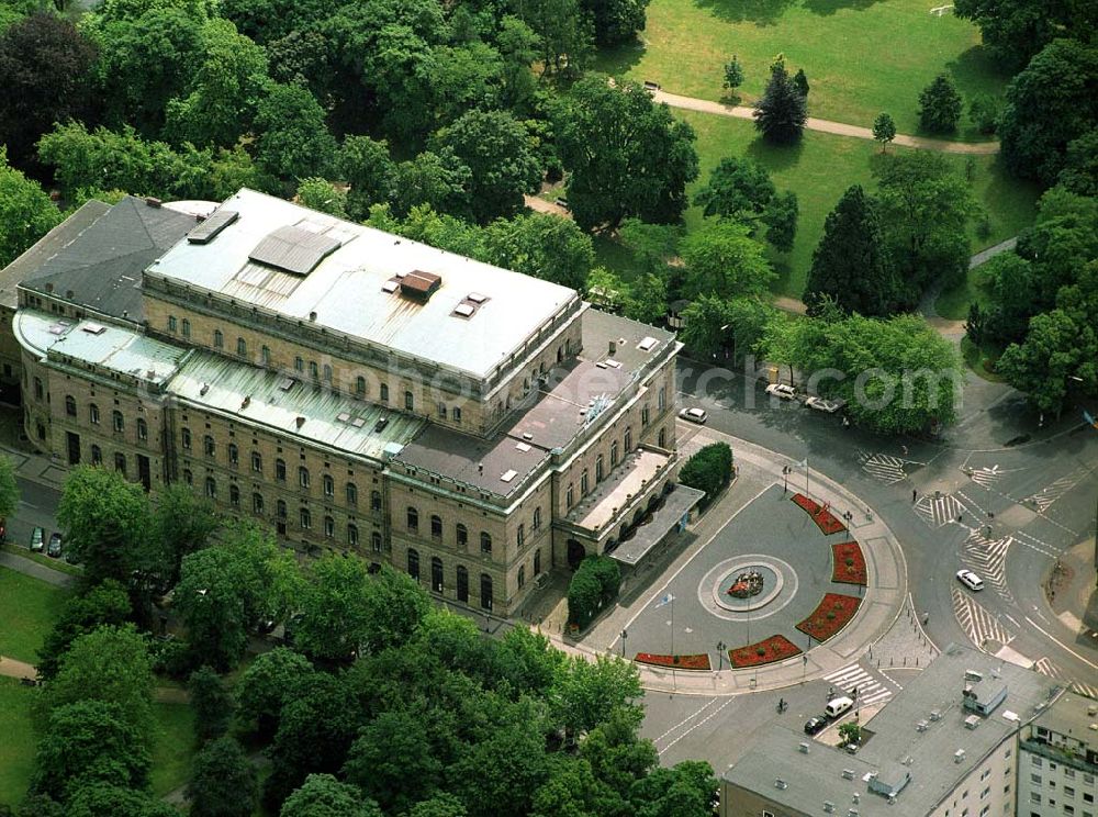 Aerial photograph Braunschweig - 26.06.2004 Braunschweig Das Staatstheater Braunschweig kann auf eine über 300jährige Geschichte zurückblicken. Bereits 1690 eröffnete Herzog Anton Ulrich von Braunschweig-Lüneburg mit dem Theater am Hagenmarkt eines der ersten öffentlich zugänglichen Theaterhäuser im deutschsprachigen Raum. Zunächst ein reiner Opernbetrieb, fanden hier ab Mitte des 18. Jahrhunderts regelmäßig auch Schauspielaufführungen statt. Zu den bedeutendsten gehören die beiden Uraufführungen EMILIA GALOTTI von Gotthold Ephraim Lessing 1772 sowie FAUST – DER TRAGÖDIE ERSTER TEIL von Johann Wolfgang von Goethe 1829.