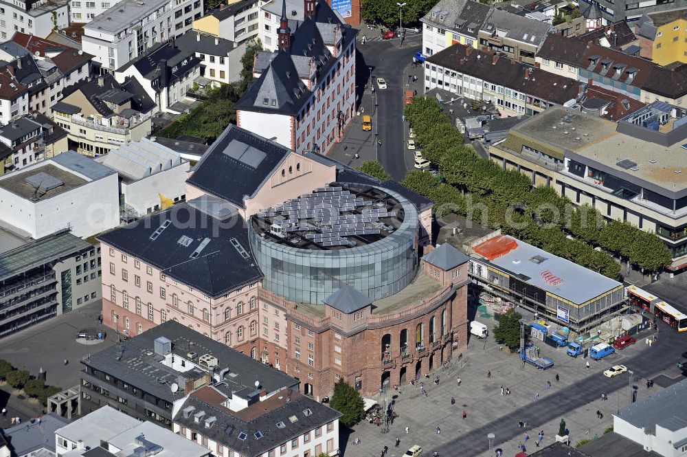 Aerial photograph Mainz - Das Staatstheater Mainz am Gutenbergplatz. Das Gebäude wurde zwischen 1829 und 1833 durch Georg Moller errichtet. The State Theatre of Mainz at the Gutenberg Square. It was built between 1829 and 1833 by Georg Moller.