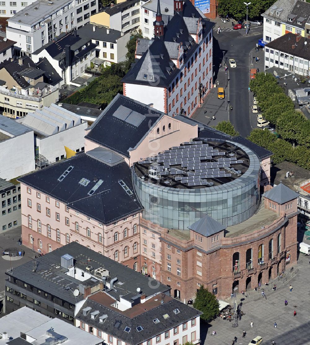 Mainz from above - Das Staatstheater Mainz am Gutenbergplatz. Das Gebäude wurde zwischen 1829 und 1833 durch Georg Moller errichtet. The State Theatre of Mainz at the Gutenberg Square. It was built between 1829 and 1833 by Georg Moller.